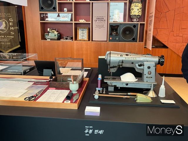 신영와코루 비너스가 '사랑의 형태들'을 주제로 영화를 큐레이팅하고 무료 상영하는 팝업스토어를 운영한다. 21일 오후 2시 비너스 팝업스토어 2층에 비너스 브랜드의 역사를 볼 수 있는 공간이 마련됐다. /사진=김서현 기자