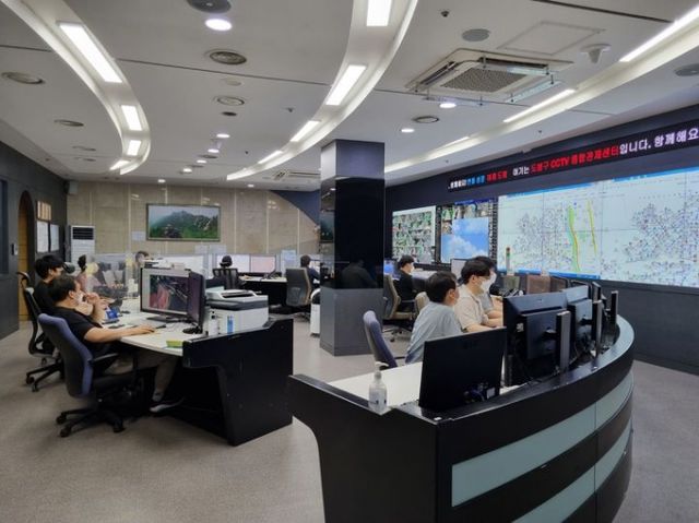 실종된 80대 치매 노인이 CCTV관제센터의 활약으로 무사히 구조됐다. 사진은 서울 동봉구 통합관제센터 요원들이 CCTV를 보고 있는 모습. /사진=뉴시스(도봉구 제공)