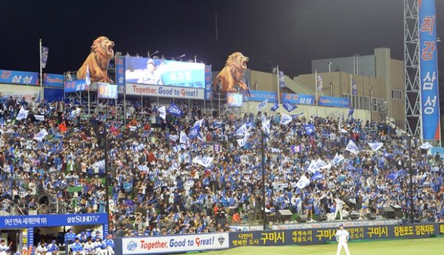 1986년 10월22일 홈경기에서 승리한 해태타이거즈 선수들의 버스에 관중들이 불을 질렀다. 사진은 2015년 10월26일 대구 북구 대구시민운동장에서 열린 2015 KBO리그 한국시리즈 두산베어스와 삼성라이온즈의 경기에서 삼성 팬들이 응원 중인 모습. 해당 기사와 상관없음. /사진=뉴스1