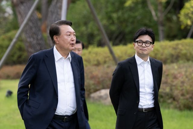 한동훈 국민의힘 대표와 윤석열 대통령이 지난 21일 회담을 가졌다. 사진은 윤 대통령(왼쪽)이 지난 21일 서울 용산 대통령실 파인그라스 앞에서 한 대표와 대화하는 모습. /사진=뉴스1(대통령실 제공) 