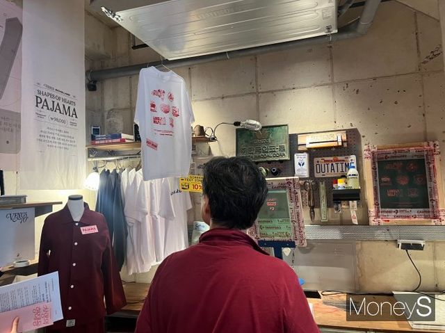 신영와코루 비너스가 '사랑의 형태들'을 주제로 서울 성동구에서 팝업스토어를 진행한다. 21일 오후 2시 비너스 팝업스토어 1층 기념품 매장에서 방문객이 구경하고 있다. /사진=김서현 기자