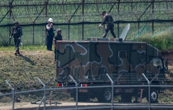 우리 군이 대북 방송을 통해 북한군 파병 사실을 북한 주민들과 군인들에게 알렸다. 사진은 지난 6월 이동형 대북 확성기를 점검하고 있는 우리 군의 모습. /사진=뉴시스
