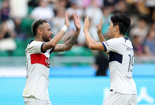 알 힐랄 이적 후 무릎 부상으로 1년 넘게 재활에 집중했던 네이마르(32)가 복귀했다. 사진은 지난해 8월 부산아시아드주경기장에서 열린 전북현대와의 경기에서 득점 후 세레머니 중인 네이마르와 이강인(23)의 모습. /사진=로이터