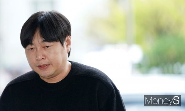 상습 도박 혐의를 받는 개그맨 이진호가 3시간여의 경찰조사를 마치고 귀가했다. 사진은 지난 22일 서울 강남구 대치동 강남경찰서에 피의자 신분으로 출석한 코미디언 이진호. /사진=임한별 기자