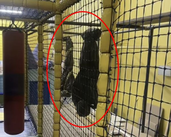 잉글랜드 글러스터주에 위치한 한 키즈카페가 핼러윈을 맞아 시신 가방을 전시해 논란이 일었다. 사진은 해당 장식의 모습. /사진='엑스'(X·옛 트위터) 캡처