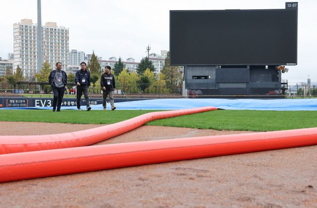 KIA 타이거즈와 삼성 라이온즈가 31년만에 격돌하는 한국시리즈의 일정이 '가을비' 때문에 꼬이고 있다. KBO 경기감독관이 프로야구 '2024 신한 SOL 뱅크 KBO 포스트시즌' 한국시리즈 1차전 서스펜디드게임과 2차전이 열리는 광주 북구 기아챔피언스필드를 살펴보고 있는 모습./사진=뉴스1