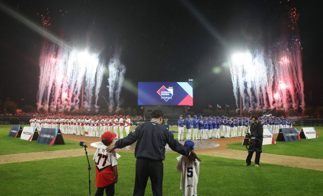 많은 기대를 가지고 출발한 한국시리즈 1차전에서 사상 초유의 서스펜디스 게임이 나왔다. 프로야구 2024 신한 SOL 뱅크 KBO 포스트 시즌 한국시리즈 1차전 개막하는 모습./사진=뉴스1