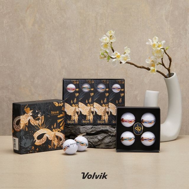 볼빅이 2025년 을사년을 앞두고 ‘푸른 뱀 에디션’ 세트를 선보였다. /사진= 볼빅