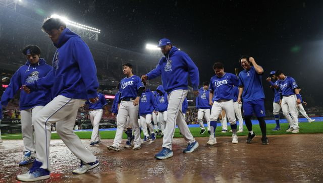 많은 기대를 가지고 출발한 한국시리즈 1차전에서 사상 초유의 서스펜디스 게임이 나왔다./사진=뉴스1