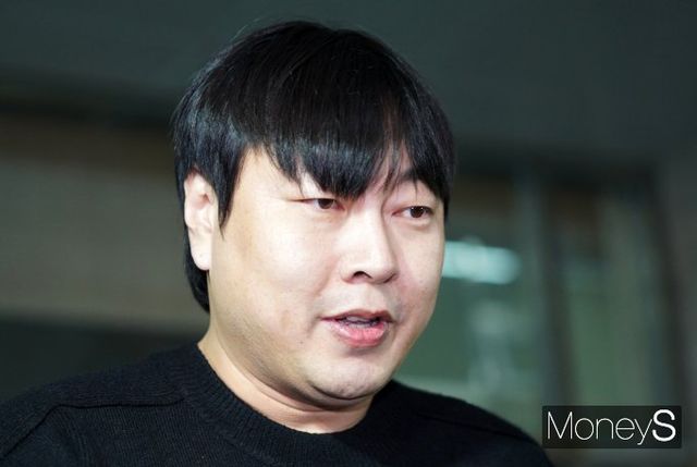 불법 도박 사실을 고백한 코미디언 이진호가 경찰에 출석했다. 3시간가량 조사를 받은 이진호는 물의를 일으켜 죄송하다며 고개를 숙였다. 사진은 지난 22일 서울 강남구 대치동 강남경찰서에 피의자 신분으로 출석한 코미디언 이진호. /사진=임한별 기자