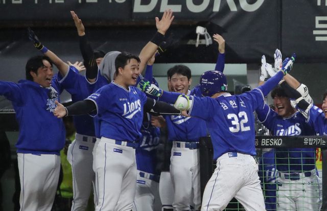 많은 기대를 가지고 출발한 한국시리즈 1차전에서 사상 초유의 서스펜디스 게임이 나왔다. 2024 한국시리즈 1차전 6회에서 홈런을 만들어낸 김헌곤이 팀과 기쁨을 나누는 모습./사진=뉴스1