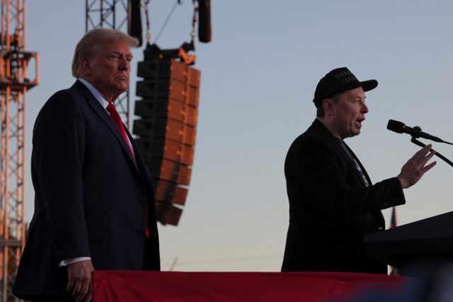 일론 머스크 테슬라 최고경영자(CEO)가 도널드 트럼프 전 대통령을 지지한 자신도 암살 대상이라고 주장했다. 사진은 지난 10월5일 미국 팬실베이니아주 버틀러에서 열린 선거 유세에 참석한 도널드 트럼프 전 대통령(왼쪽)과 일론 머스크. /사진=로이터