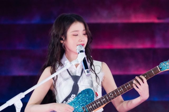 소속 아티스트 아이유(본명 이지은·31)도 모르게 이담(EDAM)엔터테인먼트가 '이사'를 했다는 의혹에 휩싸이며 팬들의 거센 항의를 받고 있다. 사진은 지난달 서울월드컵경기장에서 '2024 아이유 HEREH 월드투어 콘서트 앙코르 : 더 위닝' 마지막 회차 무대를 펼친 가수 아이유. /사진=이담 엔터테인먼트 제공