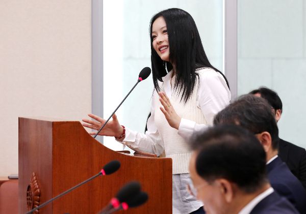 걸그룹 뉴진스 멤버 모두가 이번달 브랜드평판 100위권에 들지 못했다. 사진은 지난 15일 국회 국정감사에 참석해 발언하는 하니의 모습. /사진=뉴시스