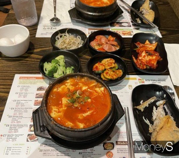 최근 미국에서 Z세대를 중심으로 한국의 '매콤달콤'한 맛이 유행이다. 사진은 기자가 지난 6월 찾은 미국 뉴욕 맛집으로 유명한 '북창동순두부' 가게. /사진=유찬우 기자