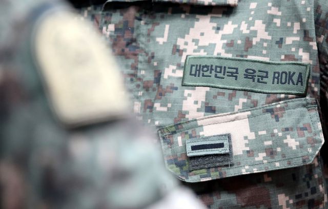 병역법 위반 혐의로 수배된 20대 남성이 수사관을 피하려다 추락해 부상을 입었다. 사진은 논산훈련소 수료식 모습. /사진=뉴스1