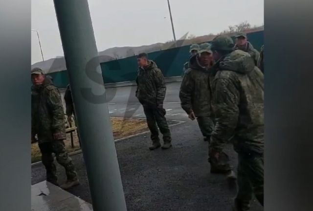 러시아로 파병된 것으로 보이는 북한군을 촬영한 영상이 추가로 공개됐다. /사진=유튜브 자유아시아방송 캡쳐