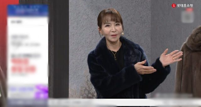 지난해 CJ온스타일에서 방송 심의규정을 어겨 출연이 무기한 정지됐던 1세대 쇼호스트 유난희씨가 약 1년 반 만에 롯데홈쇼핑 방송으로 복귀했다./사진=롯데홈쇼핑 방송캡처