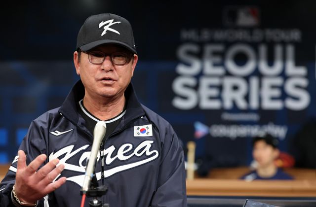 2024 세계야구소프트볼협회 프리미어 12에 출전하는 한국 야구대표팀이 오는 24일 첫 훈련을 시작할 예정이다. 류중일 팀 코리아 감독이 취재진 질문에 답하는 모습./사진=뉴스1