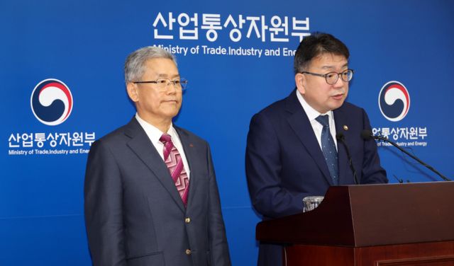 최남호 산업통상자원부 2차관과 김동철 한국전력 사장이 23일 세종시 정부세종청사에서 전기요금 조정방안을 발표하고 있다. / 사진=뉴시스 강종민 기자 