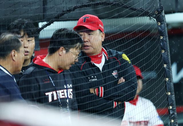 0-1로 지고 있는 6회초 무사 1,2루 상황에서 경기를 시작하는 KIA 타이거즈가 마운드에 오를 투수를 비밀에 부쳤다. /사진=뉴시스