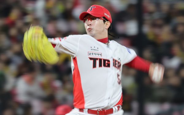 프로야구 KIA타이거즈가 하루에 2승을 따내며 7년만이자 통산 12번째 한국시리즈 우승에 한 발짝 다가갔다. 사진은 지난 23일 광주 북구 기아챔피언스필드에서 열린 한국시리즈 2차전 삼성 라이온즈와 KIA 타이거즈의 경기에 선발투수로 나온 양현종의 모습. /사진=뉴스1