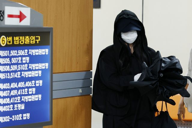  사이버 렉카 유튜브 채널 '탈덕수용소'의 운영자가 징역 4년을 선고받았다. 사진은 지난달 서울 서초구 서울중앙지방법원에서 열린 1심 선고 공판에 출석한 유튜버 탈덕수용소. /사진=뉴시스