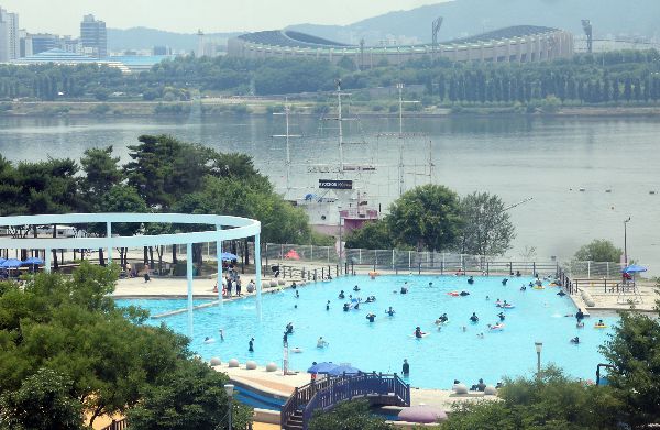 서울 뚝섬한강공원 수영장 남성 탈의실에서 2명의 나체를 찍은 40대 남성이 검찰에 넘겨졌다. 사진은 지난 6월 개장한 수영장의 모습. /사진=뉴스1