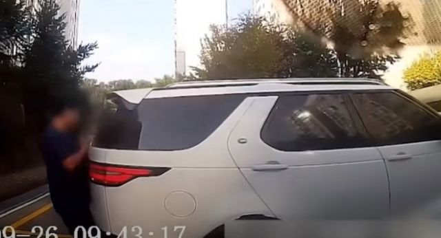 주차 문제로 시비가 붙은 상대를 고의로 들이받은 여성의 사연이 전해졌다./사진=유튜브 '한문철 TV'