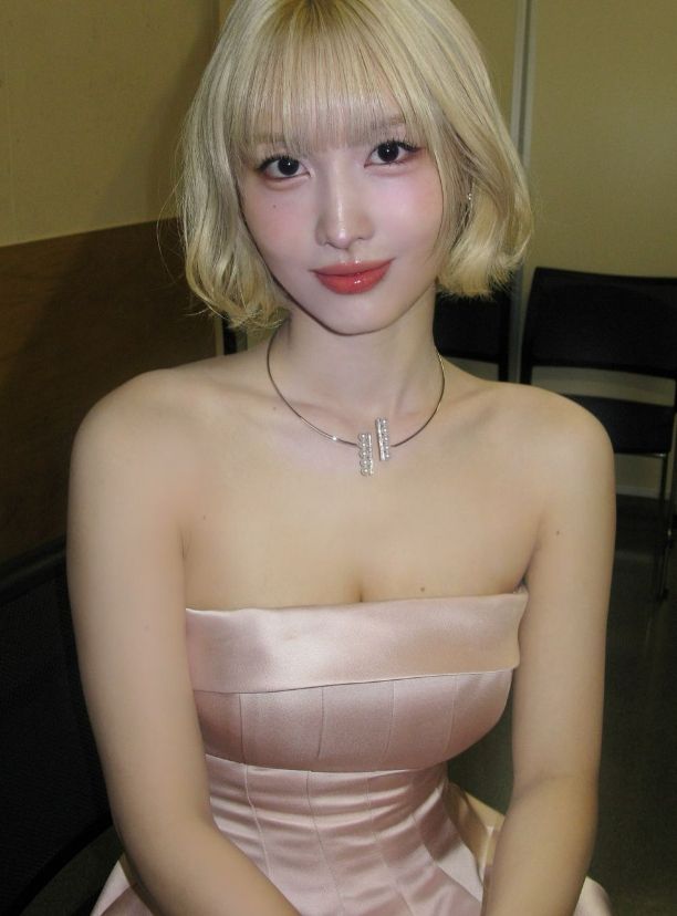 걸그룹 트와이스 멤버 모모가 핑크 드레스 자태를 뽐냈다. /사진=모모 인스타그램