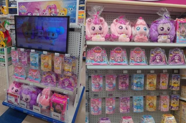 한국 극장가를 점령한 티니핑 시리즈인 반짝반짝 캐치! 티니핑이 일본에서 상영 예정이다. 사진은 일본 토이저러스 매장 내에서 판매 중인 반짝반짝 캐치! 티니핑 MD제품이 진열되 있는 모습. /사진=더벨(SAMG엔터 제공)