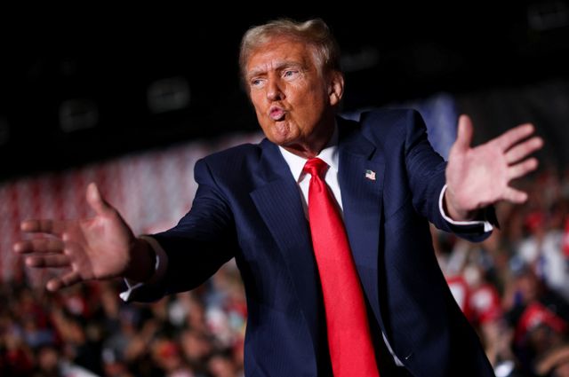 미국 공화당 대선 후보 도널드 트럼프 전 대통령이 세계에서 가장 부유한 500인 명단에 복귀했다. 사진은 지난 22일(현지시각) 미국 노스캐롤라이나주 그린즈버러에서 열린 집회에 참석한 공화당 대선 후보 도널드 트럼프 전 대통령의 모습. /사진=로이터