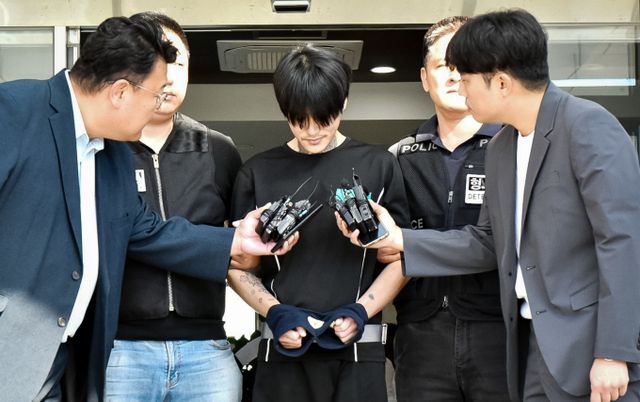 검찰이 길을 지나가던 10대 여학생을 흉기로 찔러 살해한 박대성(30)을 구속기소했다. 사진은 박대성이 지난 4일 순천경찰서에서 검찰로 송치되며 취재진의 질문에 묵묵부답하는 모습. /사진=뉴스1