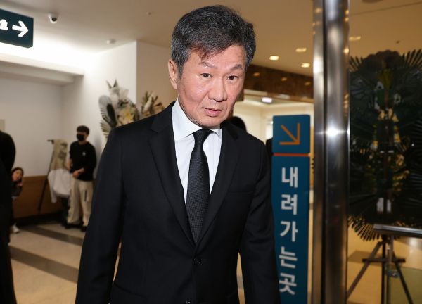  정몽규 대한축구협회 회장이 24일 국회 문화체육관광위원회 종합 감사에 증인으로 출석한다. 사진은 지난 23일 서울 송파구 아산병원 장례식장에 마련된 고 이상득 전 의원을 조문하러 온 정 회장의 모습. /사진=뉴스1