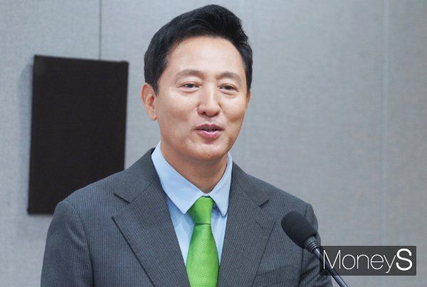 오세훈 서울시장이 '노인연령을 65세에서 75세로 상향하자'는 대한노인회 신임회장의 제안에 긍정적인 반응을 내놨다. 사진은 23일 서울 중구 태평로 서울시청 본관 브리핑룸에서 발표 중인 오 시장의 모습. /사진=임한별 기자
