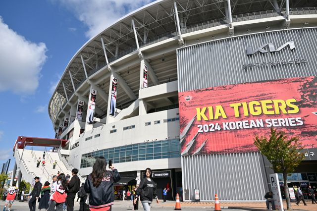 2024 KBO 프로야구 한국시리즈가 열리는 광주에서 경기 관람권을 둘러싼 암표 거래·온라인 판매 사기 등이 잇따르고 있다. 광주-기아 챔피언스필드 모습./사진=뉴시스