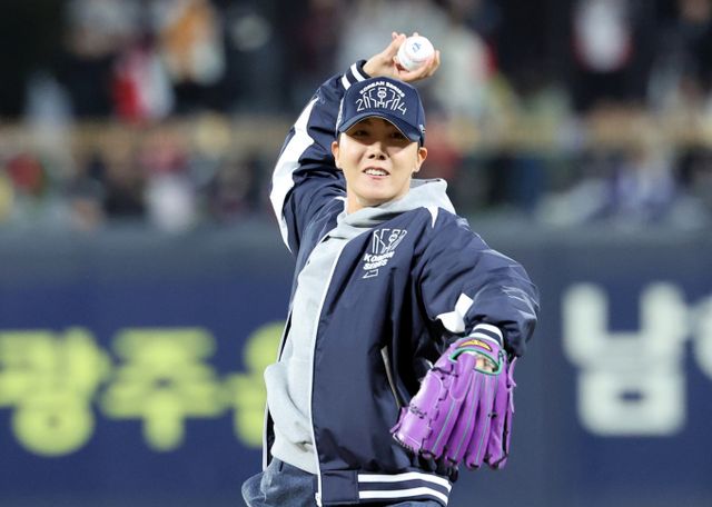 아이돌그룹 방탄소년단(BTS) 멤버 제이홉이 KIA 타이거즈와 삼성 라이온즈 경기에서 멋진 시구를 선보였다. 사진은 지난 23일 광주 북구 광주-기아챔피언스필드에서 열린 2024 KBO 포스트시즌 한국시리즈 2차전 삼성 라이온즈와 KIA 타이거즈의 경기 시작 전 제이홉이 시구하는 모습. /사진=뉴시스