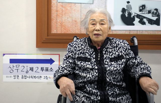 일제강점기 강제징용 피해자인 양금덕씨(96)가 23일 윤석열 정부의 제3자 변제안을 수용했다는 소식이 전해졌다. 사진은 제22대 국회의원 선거일인 지난 4월10일 광주 서구 쌍촌종합사회복지관 투표소에서 일제 강제동원 피해자인 양씨가 투표를 마친 모습. /사진=뉴스1