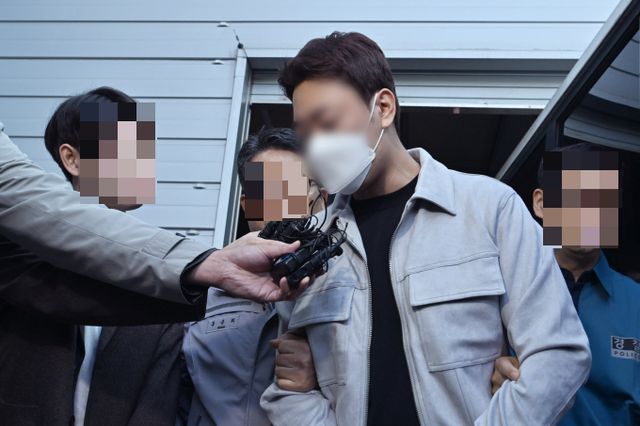 음주운전을 해 2명의 사상자를 내고도 구호조치 없이 도망친 남성이 재판에 넘겨졌다. 사진은 지난달 4일 광주 서구 광주서부경찰에서 검찰로 송치되고 있는 음주 뺑소니 운전자의 모습. /사진=뉴시스