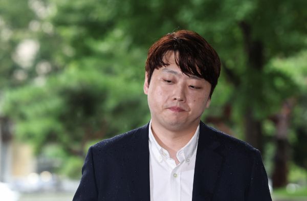 박단 대한전공의협의회 비상대책위원장이 여야의정 협의체에 참여하겠다고 밝힌 교수들에게 쓴소리를 내뱉었다. 사진은 지난 8월 대한의사협회 전·현직 간부들의 전공의 집단 사직 공모 혐의 관련 참고인 조사를 받기 위해 출석하고 있는 박 비대위원장의 모습. /사진=뉴시스