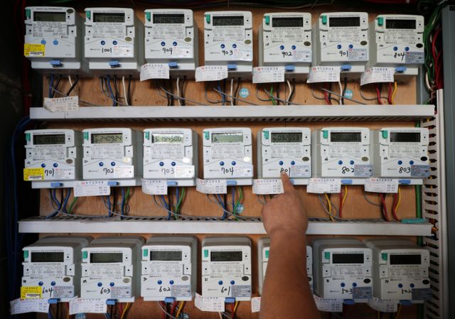 24일부터 산업용 전기요금이 인상되고 주택·일반용은 동결된다. 서울 시내의 한 오피스텔의 전력량계가 보이고 있다./ 사진=뉴시스 이영환 기자 /사진=이영환