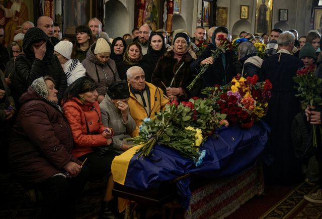 러시아와 전쟁 중인 우크라이나가 심각한 인구 감소 문제에 직면했다. 사진은 지난 21일(현지시각) 러시아 군과의 전투에서 사망한 군인 가족이 전사자를 위한 장례를 치르는 모습. /사진=로이터