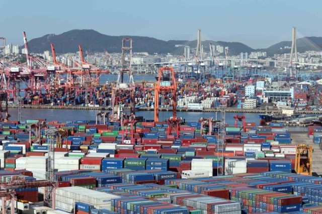 부산 남구 신선대(사진 아래) 및 감만(위) 부두 야적장에 컨테이너가 가득 쌓여 있다./사진=뉴시스