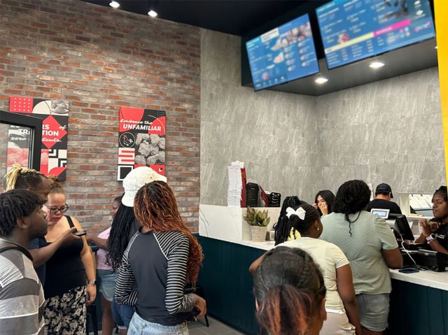 BBQ가 카리브해 대표 휴양지인 바하마에 지점을 냈다. BBQ가 바하마의 수도 나소(Nassau)에서 운영 중인 'BBQ 카마이클(Carmichael)점'에 방문한 현지인과 관광객들이 주문을 하기 위해 순서를 기다리고 있다. /사진=제너시스BBQ 그룹