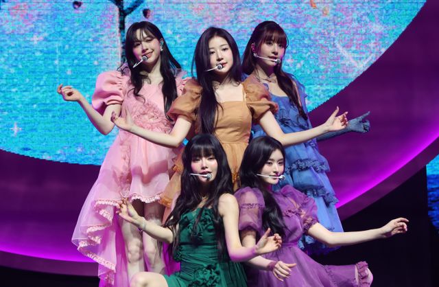 그룹 피프티피프티 소속사 어트랙트(대표 전홍준)가 워너뮤직코리아를 상대로 거액의 손해배상소송을 청구했다. 사진은 지난달 20일 서울 광진구 광장동 예스24라이브홀에서 열린 피프티 피프티(FIFTY FIFTY) 두 번째 미니 앨범 '러브 튠'(Love Tune) 발매 기념 쇼케이스에 참석한 걸그룹 피프티피프티. /사진=뉴시스