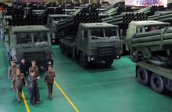 북한이 전시 물자를 최대 3개월 치 확보한 상태로 보인다. 또 현재 무기 수출을 위해 군수공장은 최대한 가동 중일 것으로 예상된다. 사진은 240㎜ 방사포 이동식발사차량(TEL)을 둘러보는 김정은 국무위원장의 모습. /사진=뉴시스(조선중앙TV)