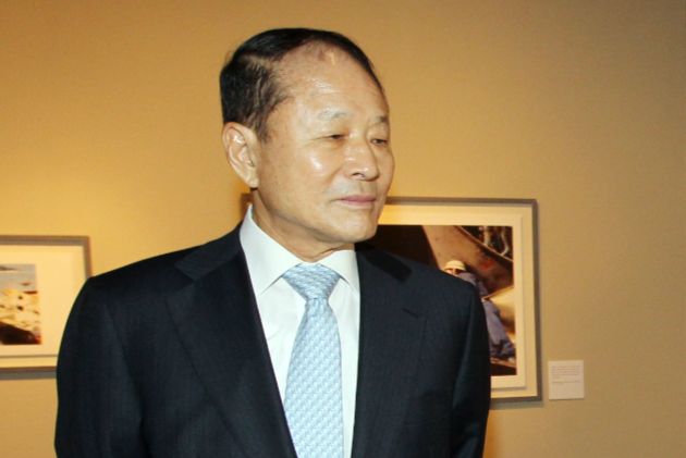 이명박 전 대통령의 친형이자 6선을 지낸 이상득 전 국회부의장이 별세했다. 사진은 2011년 서울 세종문화회관에서 열린 고 정주영 현대 회장 추모음악회 리셉션에 참석해 사진전을 관람한 고 이상득 전 국회부의장. /사진=머니투데이