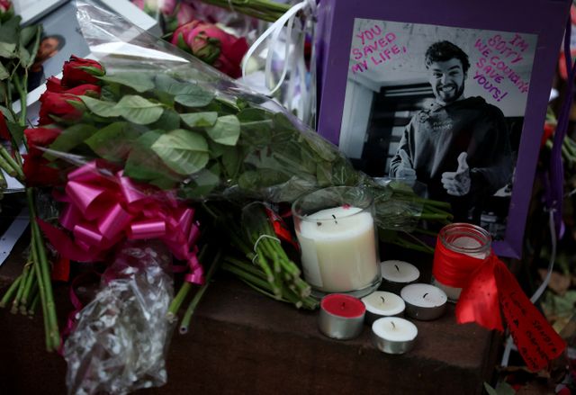 영국의 인기 밴드 원 디렉션(One Direction) 출신 가수 리암 페인이 호텔 발코니에서 추락해 사망하기 전 마약에 취해 있었다는 사실이 보도됐다. 사진은 지난 21일(현지시각) 영국 맨체스터에 마련된 리암 페인의 추모 행사. /사진=로이터