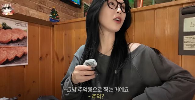 여성 유튜버가 한국인 남성들의 무례한 행동에 불편함을 호소했지만 이들은 계속해서 민폐를 끼쳤다. 사진은 지난 20일 율리 유튜브 채널에 게시된 영상의 일부. /사진=유튜브 '율리 YULRI' 캡처 