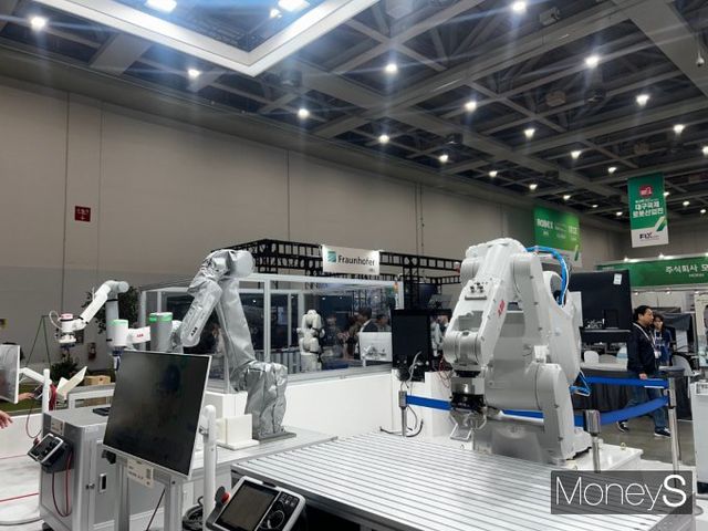  50주년을 맞이하는 ABB의 부스는 다관절로봇, 도장로봇, 델타로봇, SCARA로봇 등 화려한 로봇 라인업을 자랑한다. /사진=김서연 기자 